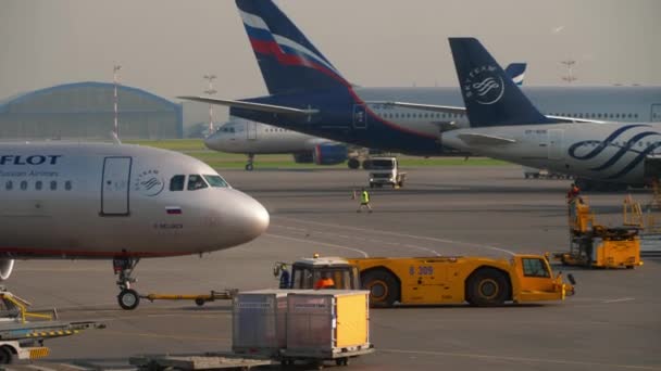 Reboque de avião antes da partida — Vídeo de Stock