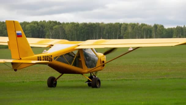 Aeroprakt a-22 leichte Flugzeuge auf dem Flugplatz — Stockvideo