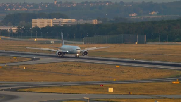 Boeing 777 in rullaggio dopo l'atterraggio — Video Stock