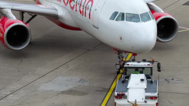 Airberlin airbus a320 schleppen — Stockvideo