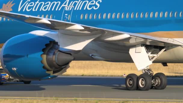 서비스에 견인 하는 보잉 787 — 비디오