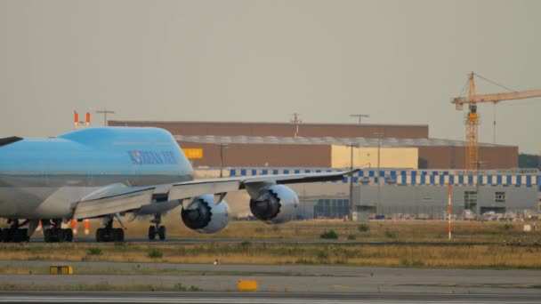 Korean Air Boeing 747 taxiando — Vídeo de Stock