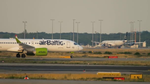 Ar do Báltico Airbus A220-300 taxiando — Vídeo de Stock