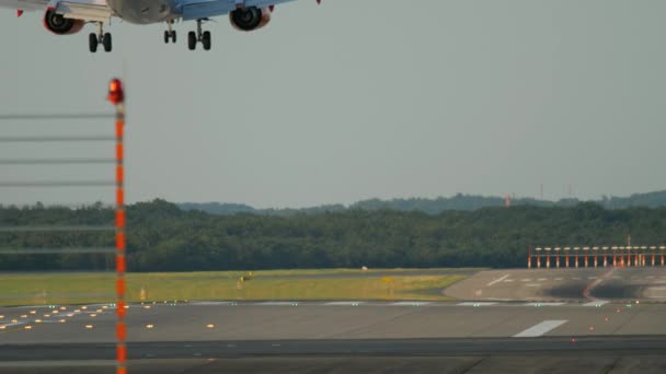 デュッセルドルフに飛行機の着陸 — ストック動画