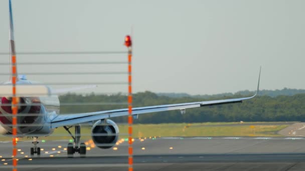 Flugzeug beschleunigt vor dem Start — Stockvideo