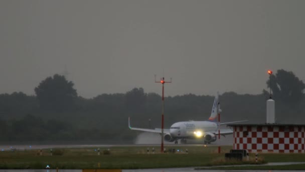 Посадка літака під час дощової погоди — стокове відео