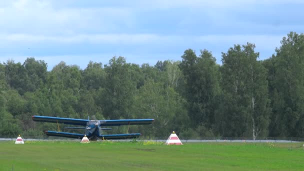 ノヴォシビルスク ロシア連邦 2018 複葉機アントノフ 2Mc 07898 を加速します Unnm Mochishe 飛行場で航空ショー — ストック動画