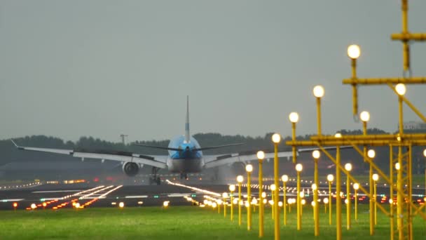 KLM Airbus A330 landing — Stockvideo