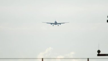 Geniş gövdeli uçak yaklaşıyor.