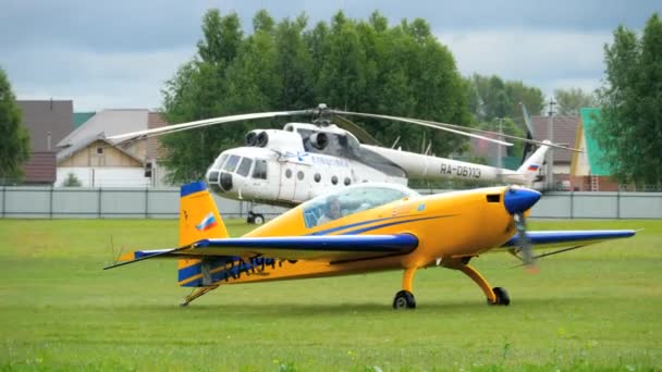 Ex-360 Leichtflugzeuge auf dem Flugplatz — Stockvideo