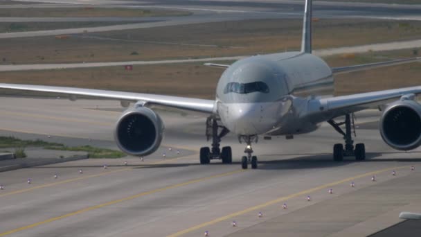 Airbus A350 τροχοδρόμησης μετά την προσγείωση — Αρχείο Βίντεο