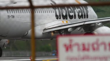 Kaplan Airbus A320 gidiş daha önce hava.