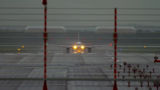 飞机在雨天起飞 — 图库视频影像