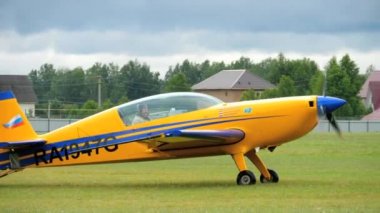 Novosibirsk, Rusya Federasyonu - 5 Ağustos 2018: Ex-360 hafif uçak Ra - 1947g Havaalanı üzerinde. Havacılık Fuarında Mochishe aerodrome Unnm