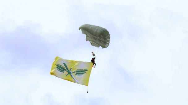 Paratrooper met vlag — Stockvideo