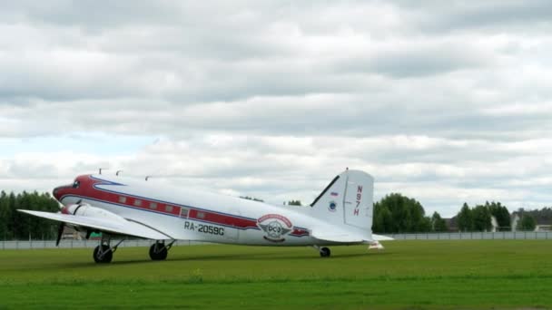 Douglas Dc-3 taxiën op vliegveld — Stockvideo