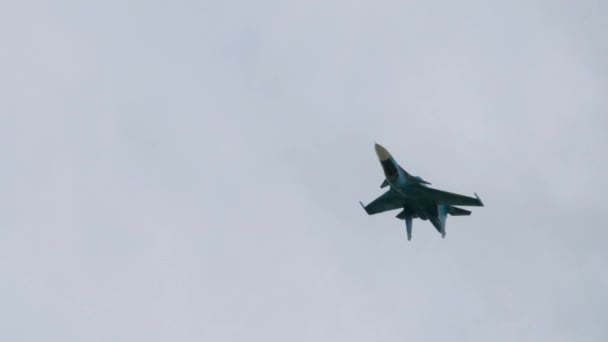Sukhoi Su-34 FÖRSVARSSPELARE under demonstration flyg — Stockvideo