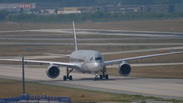 Airbus A350 taxiing after landing — Stock Video