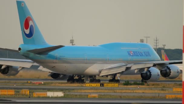 Korean Air Boeing 747 rullaggio — Video Stock