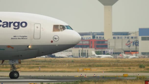 汉莎航空公司货物 Md-11 起飞前 — 图库视频影像