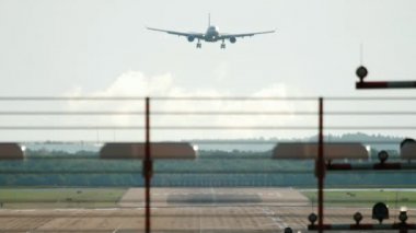 Geniş gövdeli uçak yaklaşıyor.