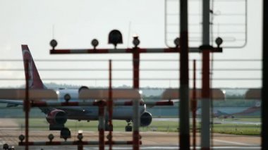 Uçak indikten sonra kalkıyor.