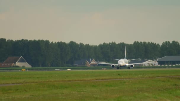 Boeing 737 versnellen voor vertrek — Stockvideo