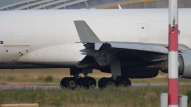 Büyük kargo uçağı Taksilemek