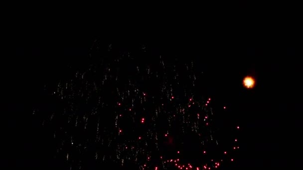 Fogos de artifício piscando no céu de férias noite — Vídeo de Stock