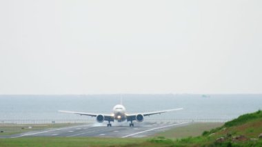 Yaklaşıyor ve Phuket Uluslararası Havaalanı'nda açılış gövdeli uçak.