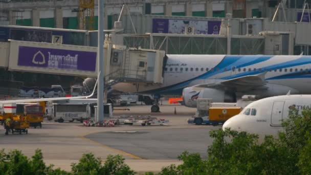 Thai Smile Airbus A320 taxiing no avental — Vídeo de Stock