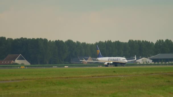 Boeing 737 gire pista antes de la salida — Vídeo de stock