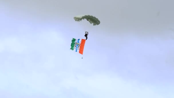Fallskärmsjägare med flagga — Stockvideo