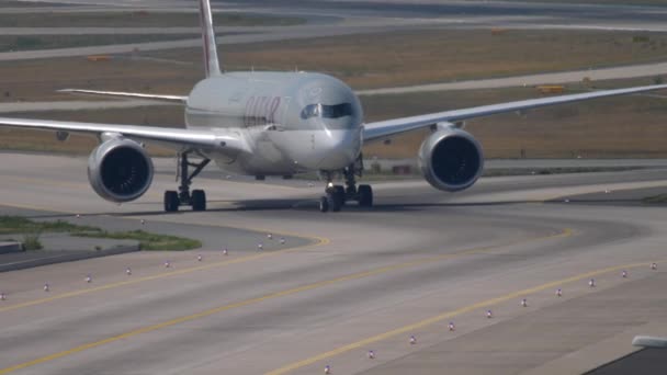 Airbus A350 taxiagem após o desembarque — Vídeo de Stock