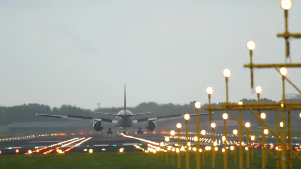 Avión aterrizando en pista iluminada — Vídeos de Stock