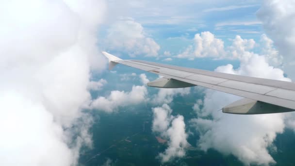 Paisaje de vista aérea desde el avión descendente — Vídeos de Stock