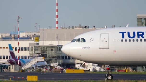 Táxis de avião antes da partida — Vídeo de Stock