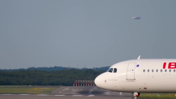 Airbus A320 Iberia gire pista — Vídeos de Stock