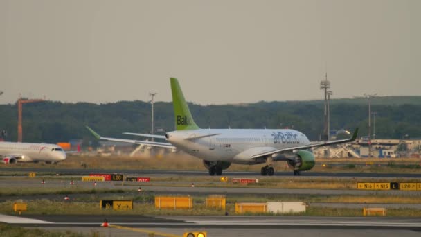 Air Baltic Airbus a220-300 beim Rollen — Stockvideo