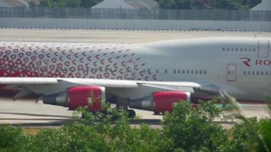 Uçak kalkıştan önce kalkıyor.