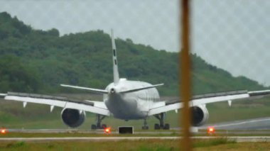 Phuket havaalanına iniş uçak