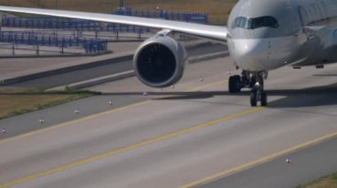 Airbus A350 iniş sonra Taksilemek