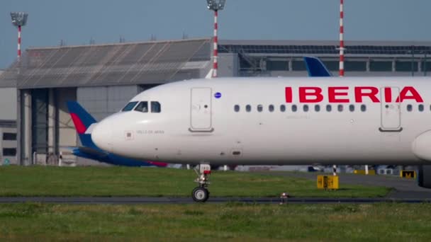 Letadlo pojíždění před odjezdem z Düsseldorf — Stock video