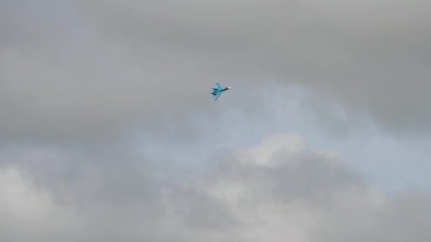 Sukhoi Su-34 FÖRSVARSSPELARE under demonstration flyg — Stockvideo