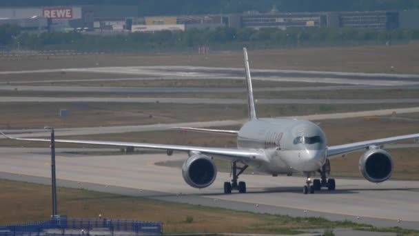 Airbus A350 rodaje después del aterrizaje — Vídeo de stock