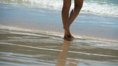 Yalınayak sahil yürüyüşü