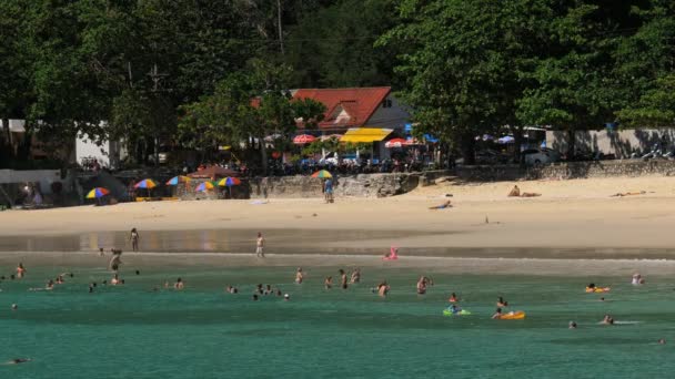 Alta temporada na praia de Karon em Phuket — Vídeo de Stock