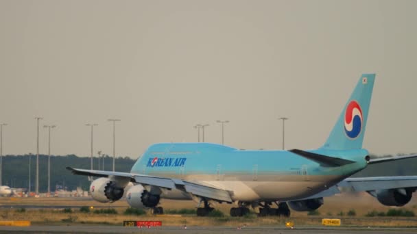 Avgång för Korean Air Boeing 747 — Stockvideo