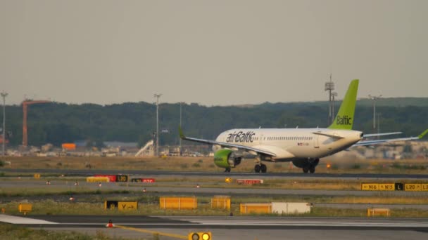 Air Baltic Airbus A220-300 rodaje — Vídeos de Stock