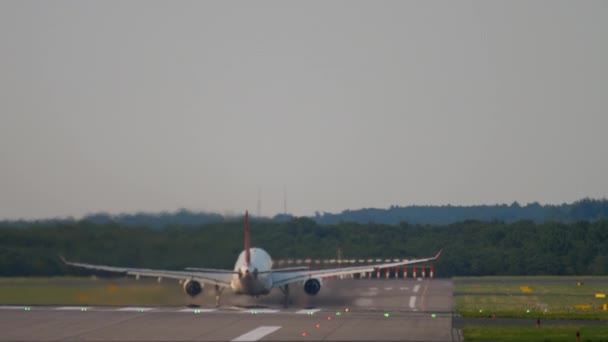 Самолет Airbus A330 Turkish Airlines вылет — стоковое видео